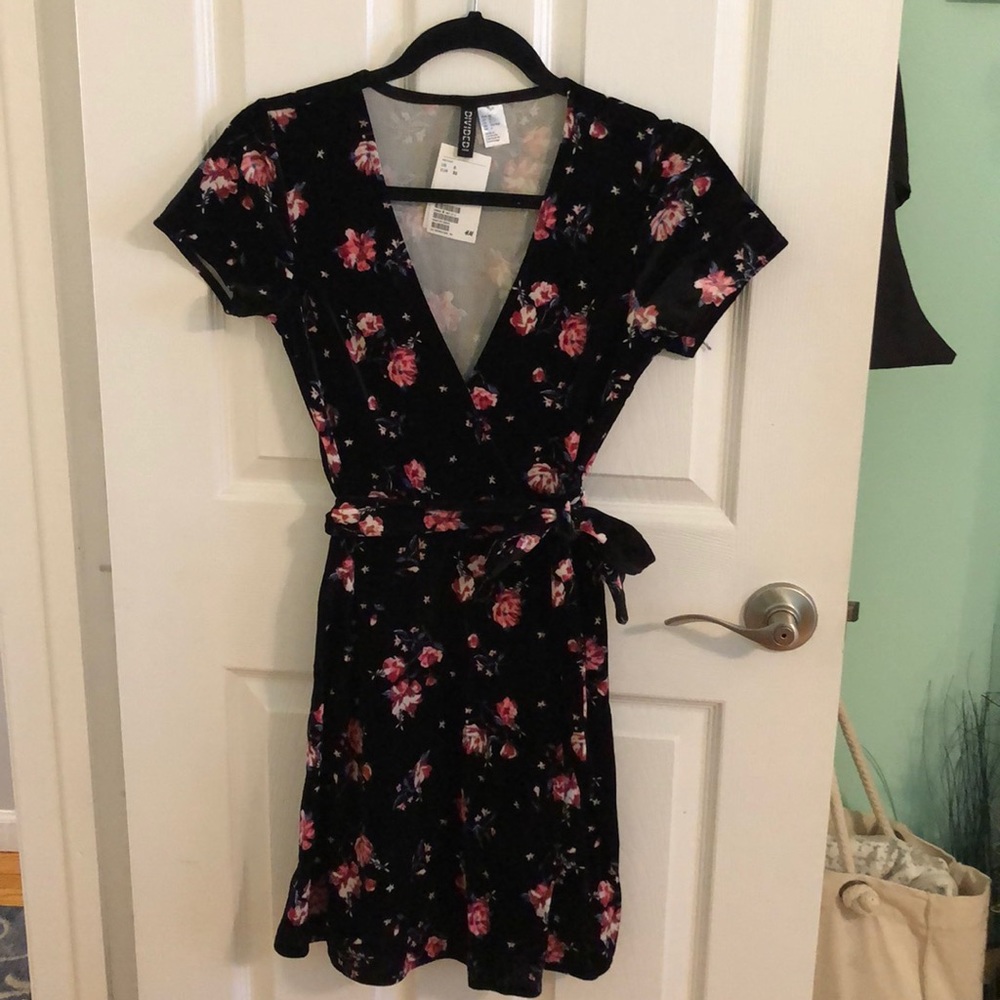 H&M Black Velvet V-neck Dress
